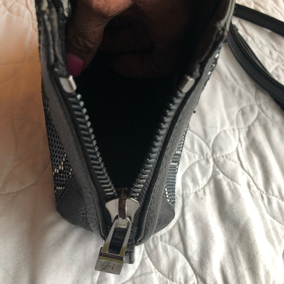 HALSTON HERITAGE AUTHENTIC! Leather purse w/embossed snake skin design. A Steal! - Picture 5 of 16